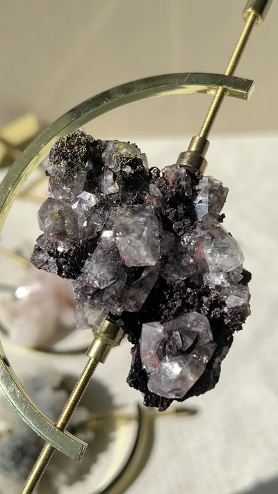 [Zeus] Calcite Black Matrix on on Arc Stand