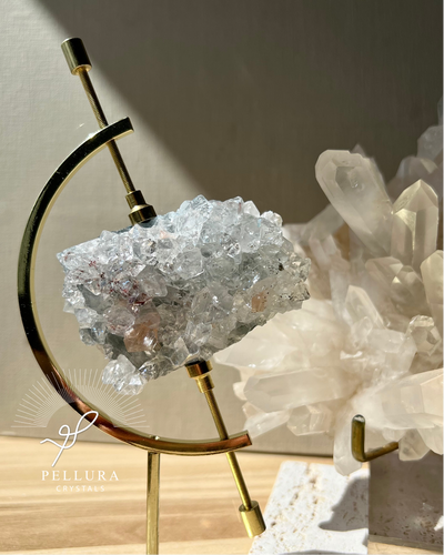[Taie] Apophyllite on Gold Arc Stand