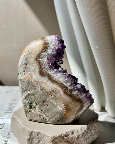 [Leila] Amethyst Calcite Geode