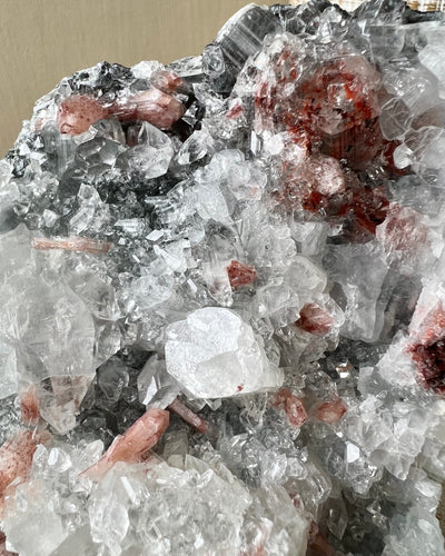 [Aurora] Apophyllite Stilbite on Dark Chalcedony